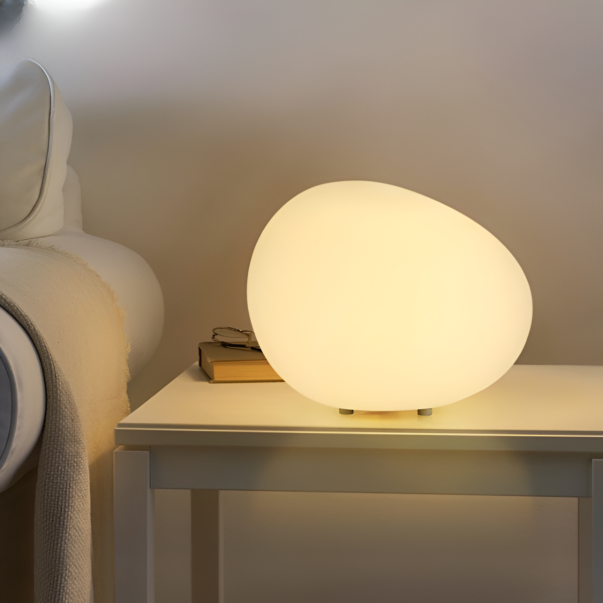 Skandynawska lampa stołowa LED o organicznej kamiennej formie