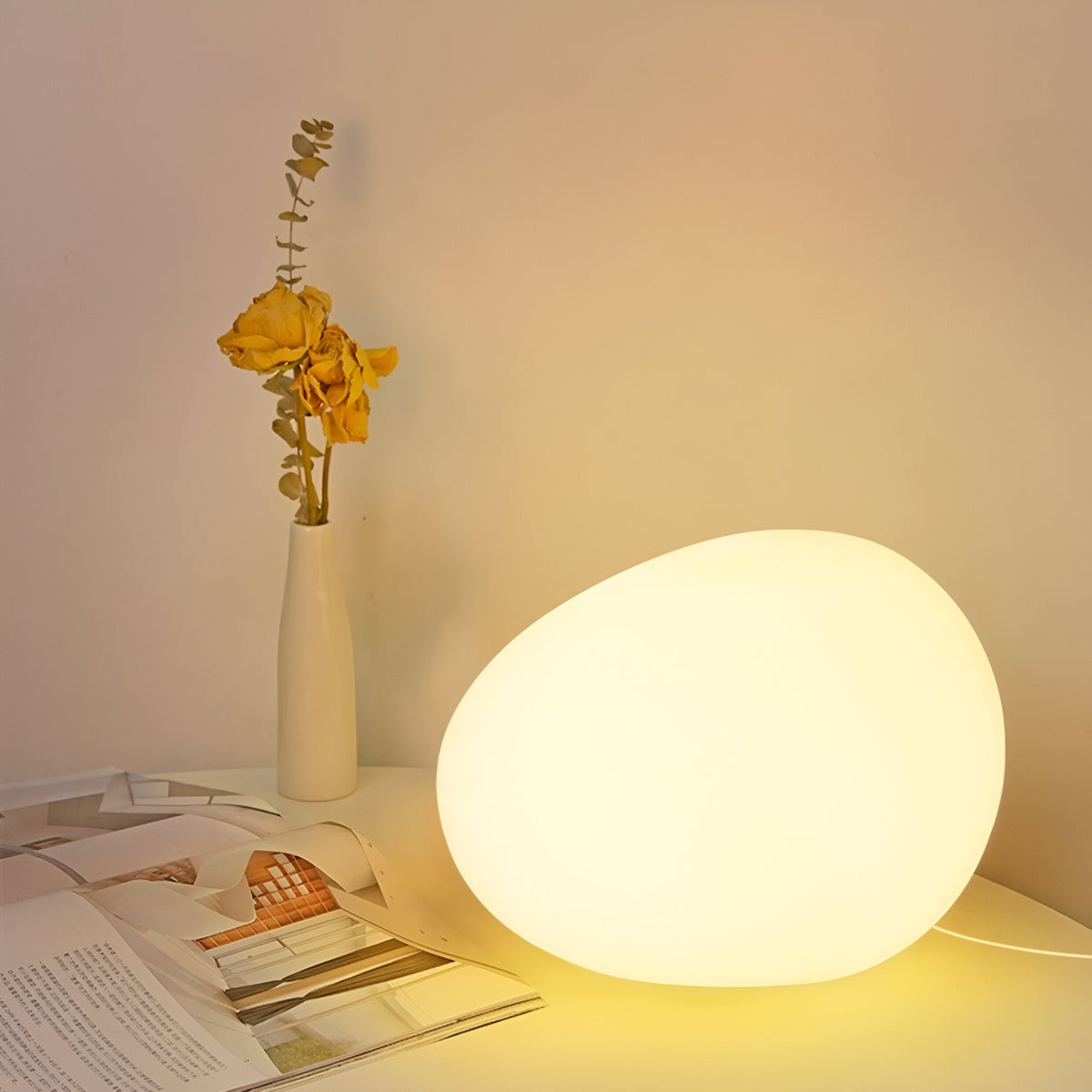 Skandynawska lampa stołowa LED o organicznej kamiennej formie