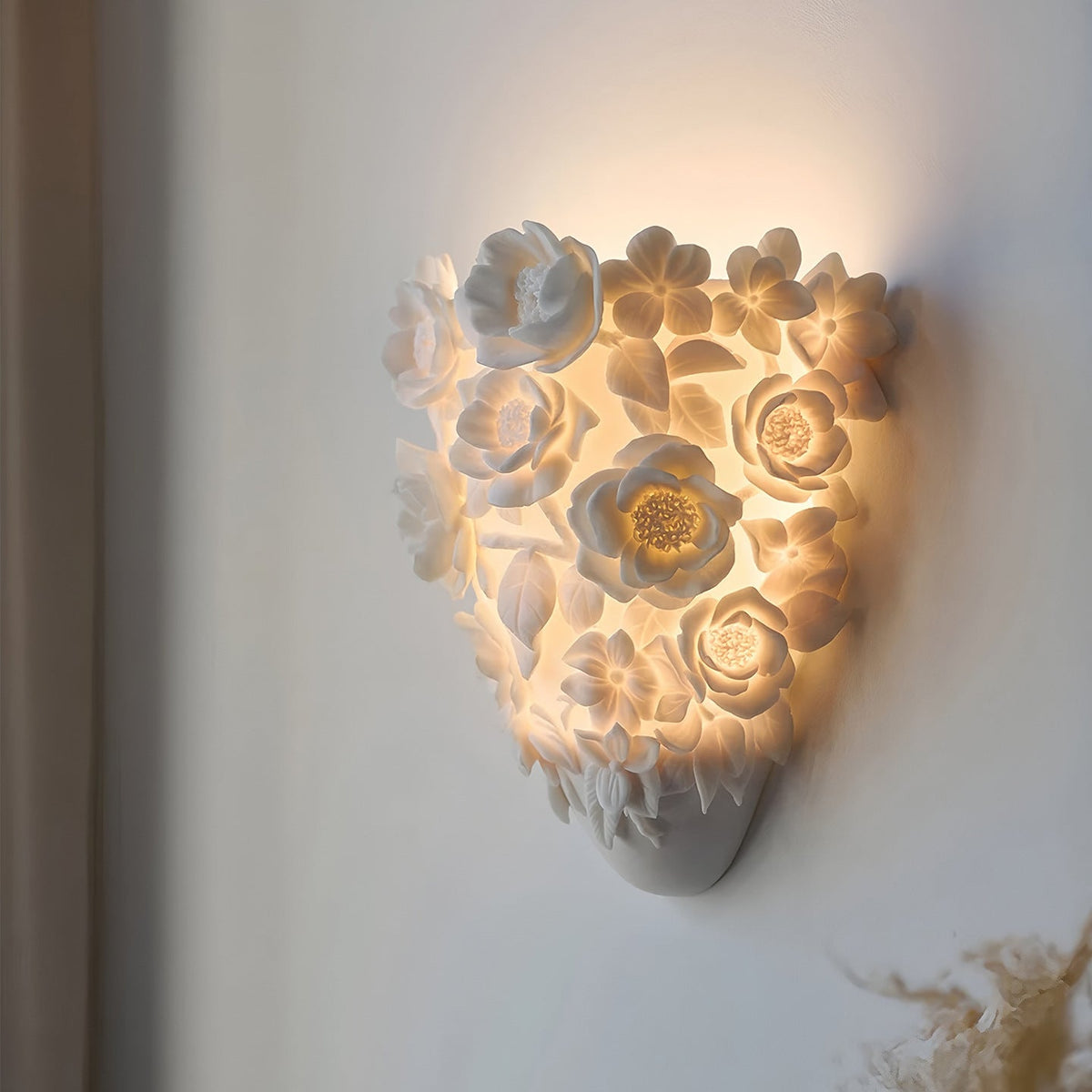 Estetyczna ceramiczna lampa ścienna w kwiaty