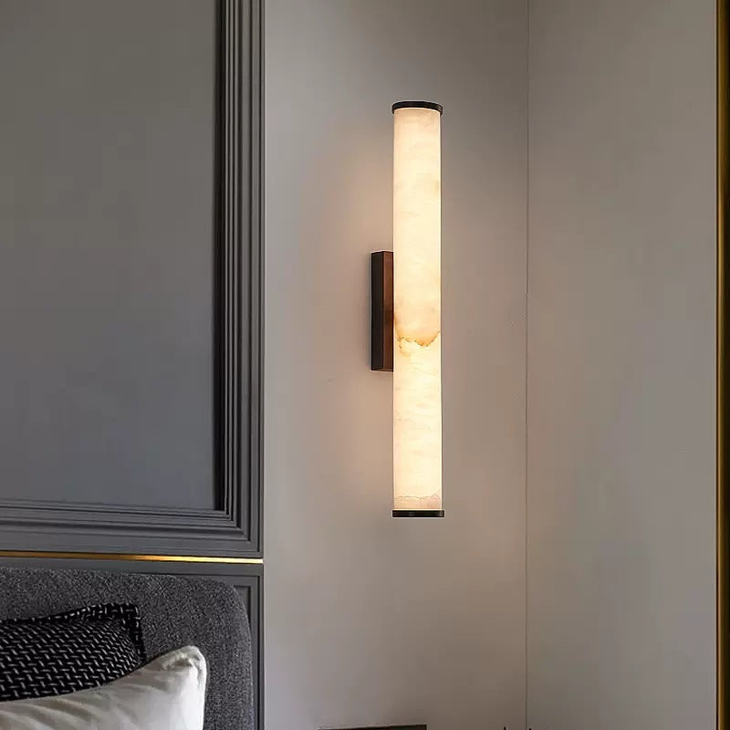 Wandlamp met verticale cilindervormige lichtbron en smalle bevestiging