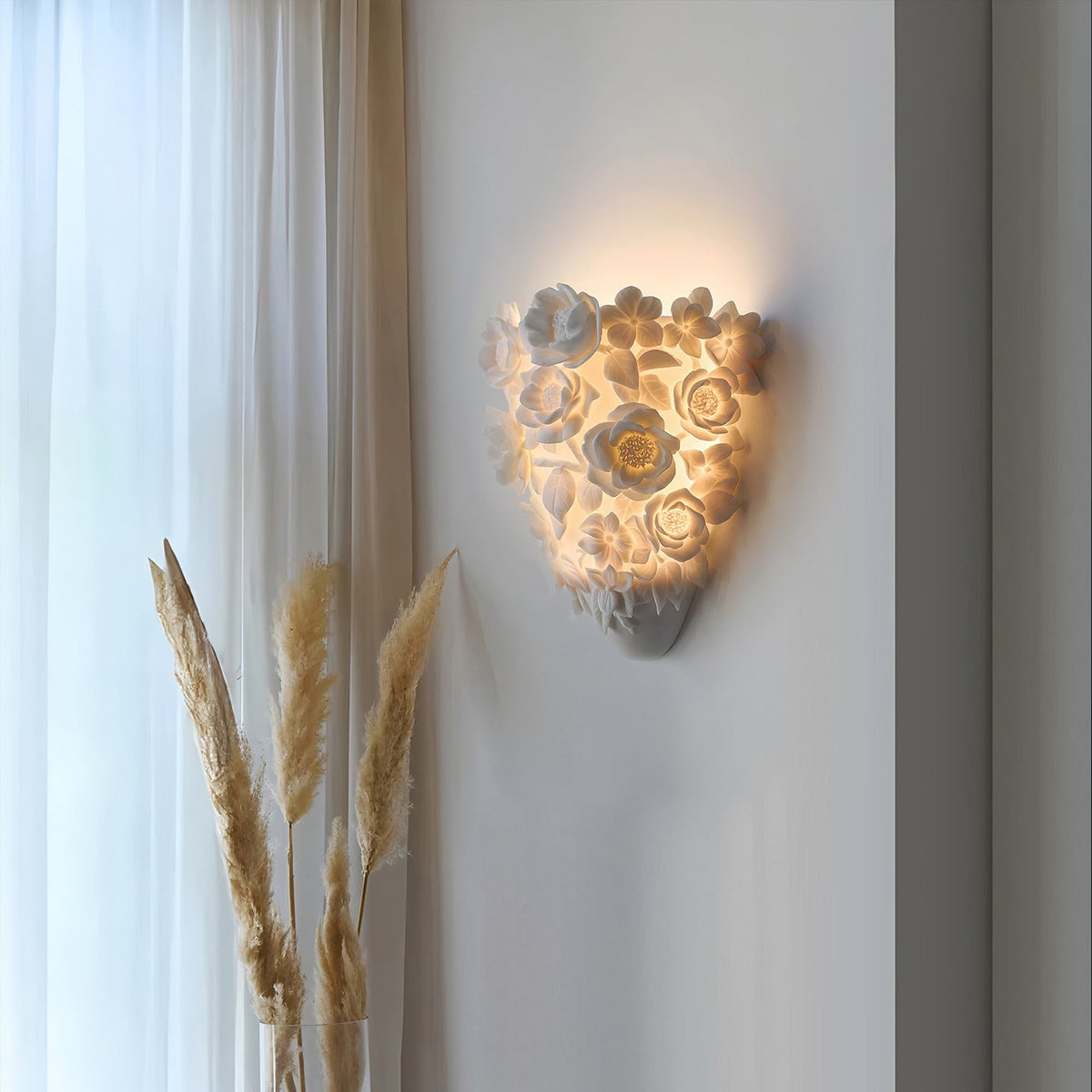Estetyczna ceramiczna lampa ścienna w kwiaty