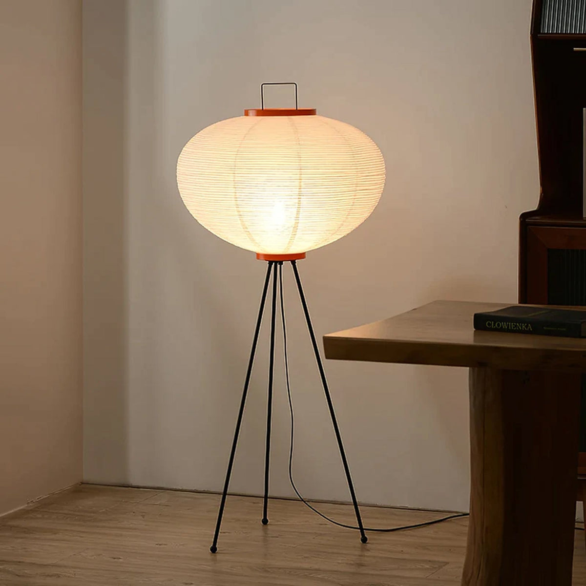 Japońska lampa stojąca z kloszem z papieru ryżowego