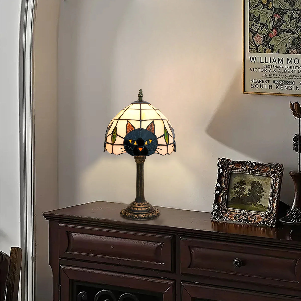 Vintage-nachtlamp met glas-in-loodlampenkap en kattensilhouet
