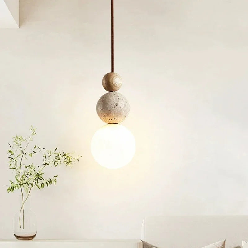 Minimalistyczna lampa wisząca o kulistym kształcie