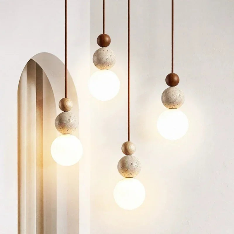 Minimalistyczna lampa wisząca o kulistym kształcie