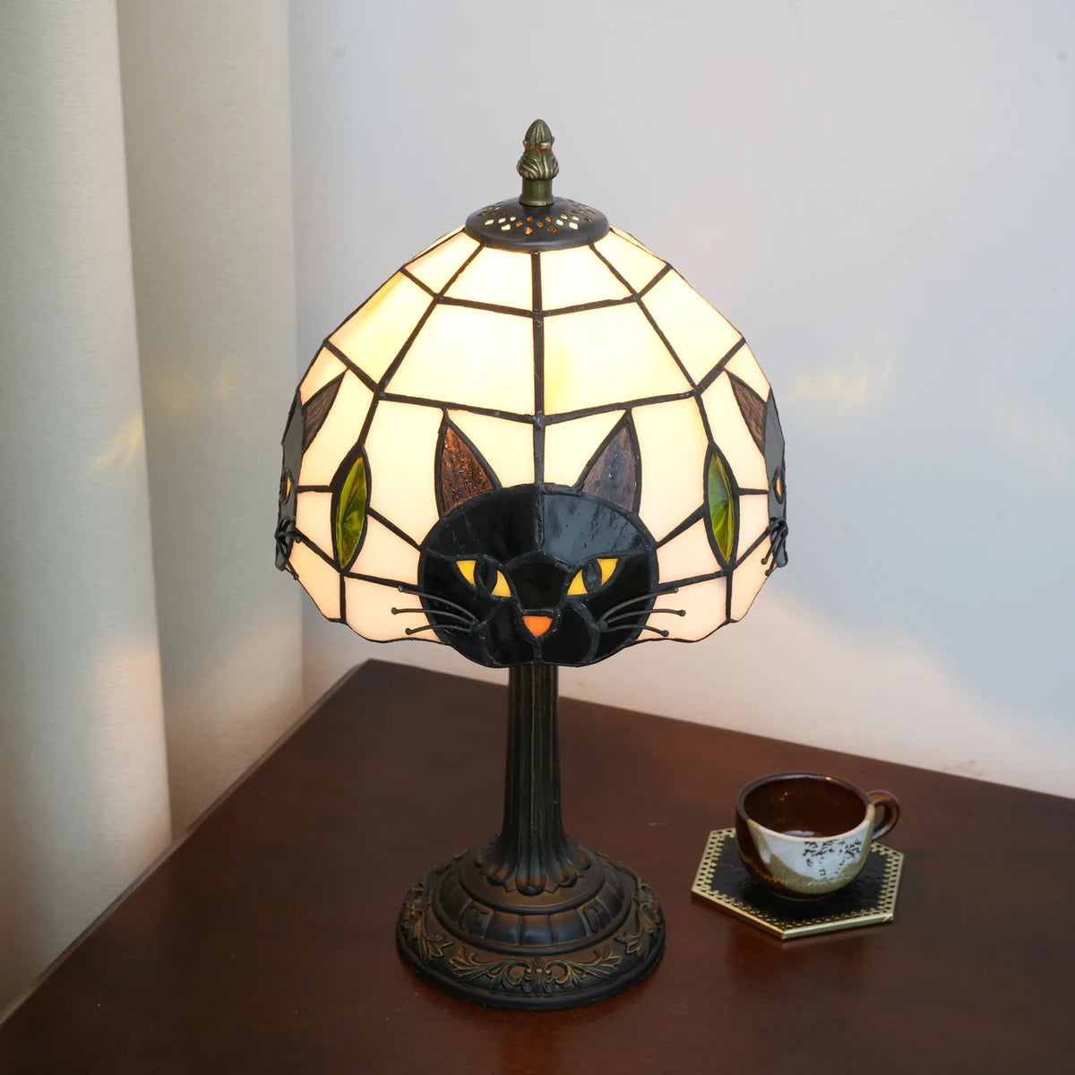 Vintage-nachtlamp met glas-in-loodlampenkap en kattensilhouet