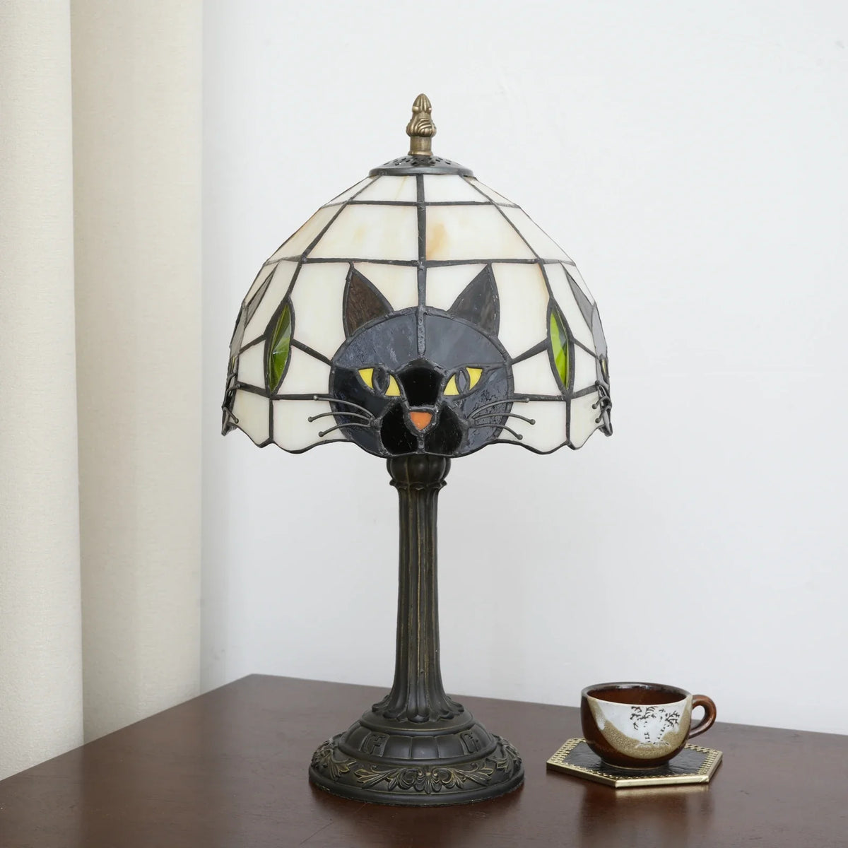 Vintage-nachtlamp met glas-in-loodlampenkap en kattensilhouet