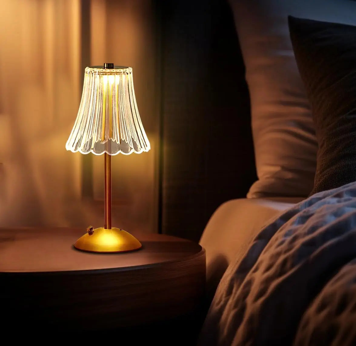 Lampa stołowa LED z kryształowym kloszem i złotym wykończeniem, aktywowana dotykiem