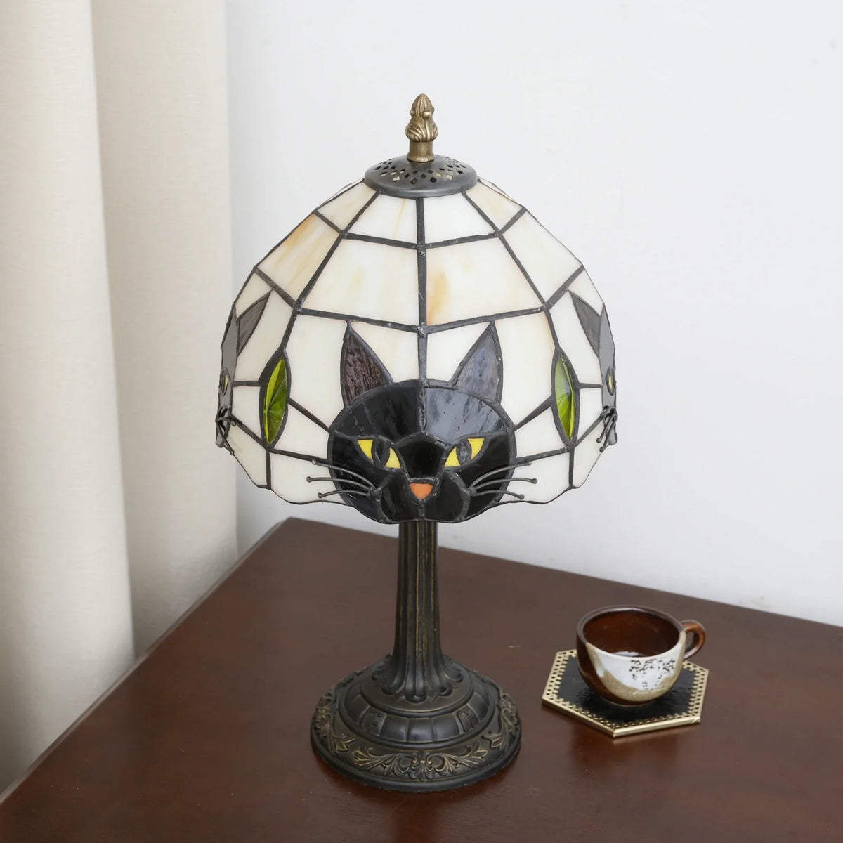Vintage-nachtlamp met glas-in-loodlampenkap en kattensilhouet