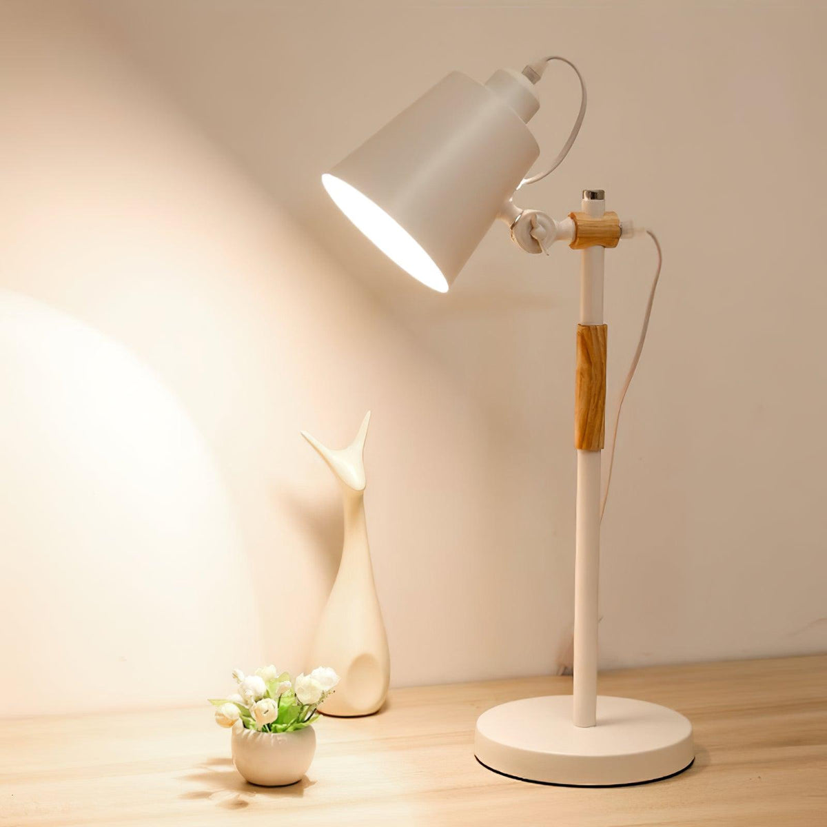 Minimalistyczna lampka na biurko z regulowanym kloszem do czytania