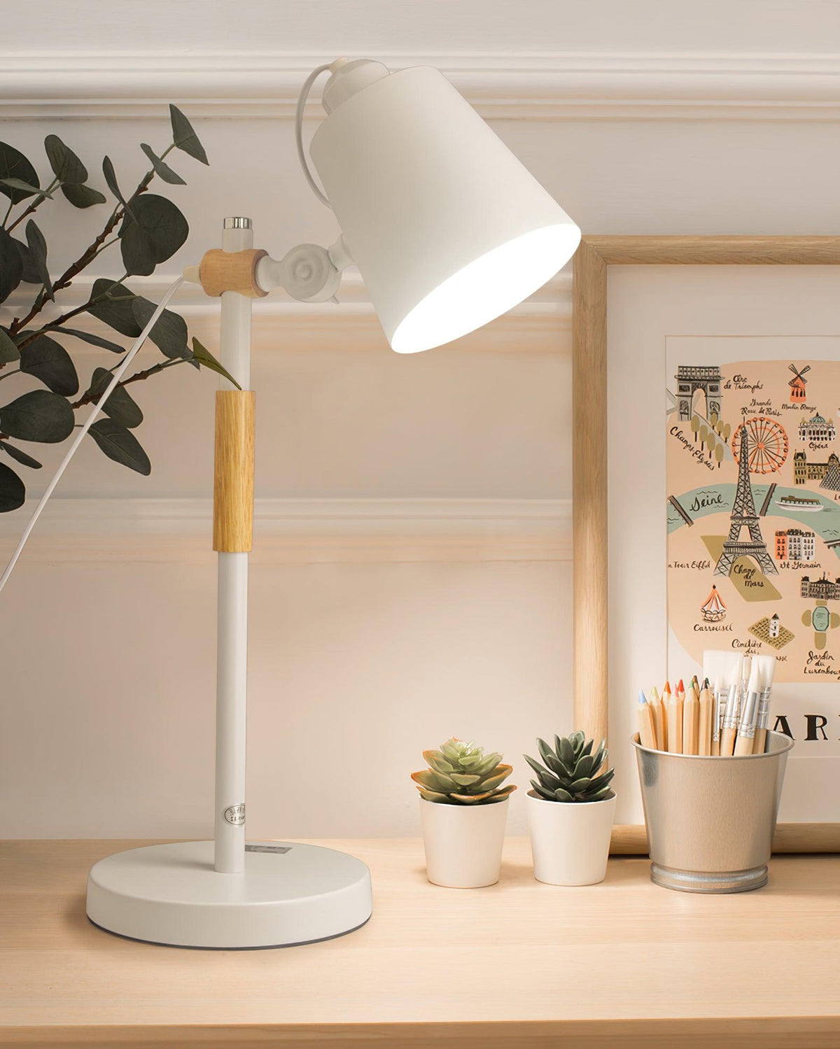 Minimalistyczna lampka na biurko z regulowanym kloszem do czytania