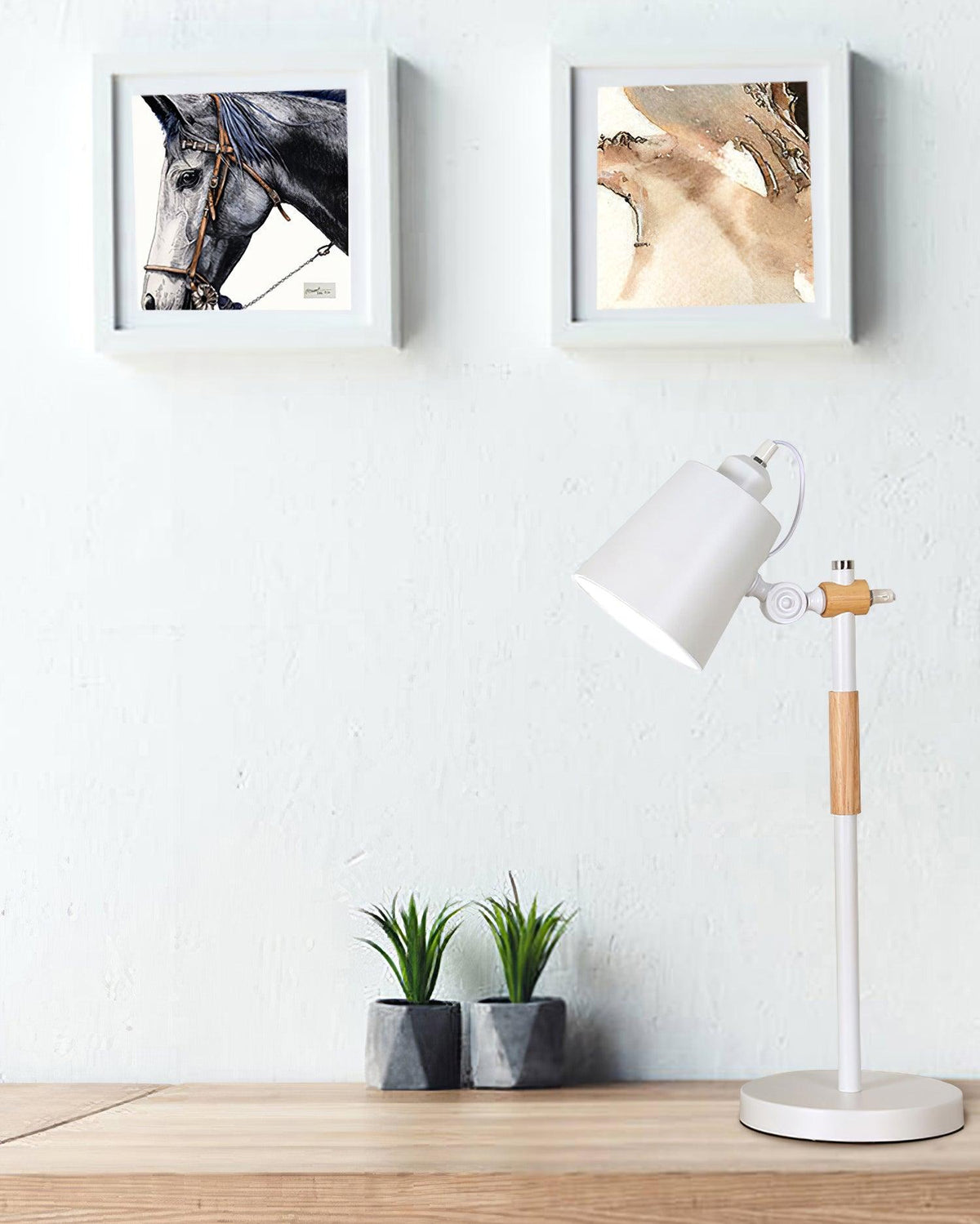 Minimalistyczna lampka na biurko z regulowanym kloszem do czytania
