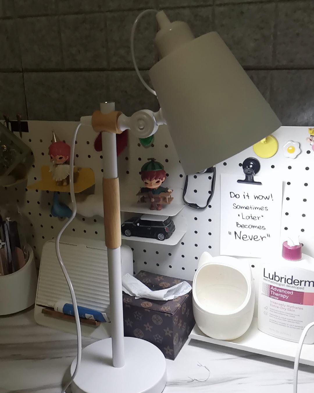 Minimalistyczna lampka na biurko z regulowanym kloszem do czytania