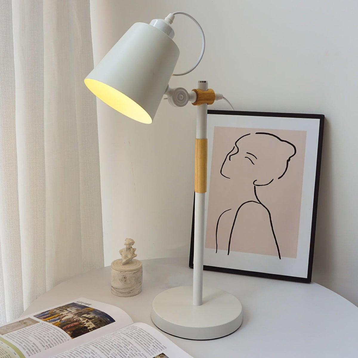 Minimalistyczna lampka na biurko z regulowanym kloszem do czytania