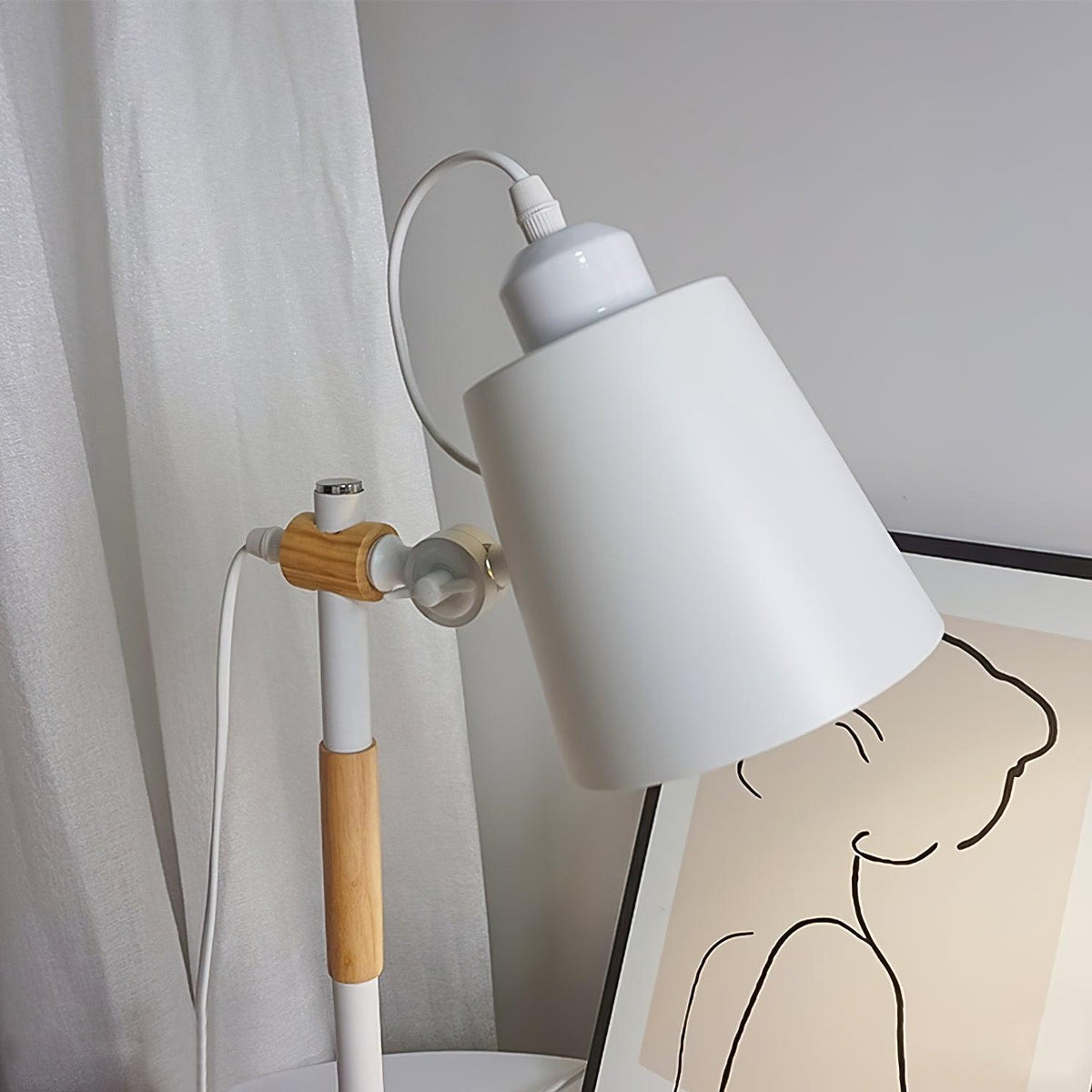 Minimalistyczna lampka na biurko z regulowanym kloszem do czytania