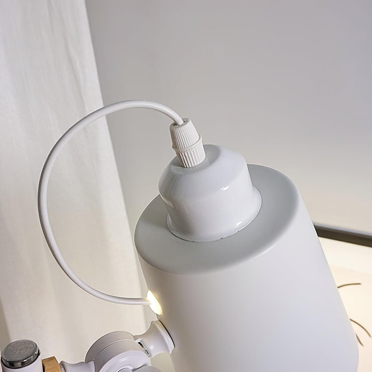 Minimalistyczna lampka na biurko z regulowanym kloszem do czytania