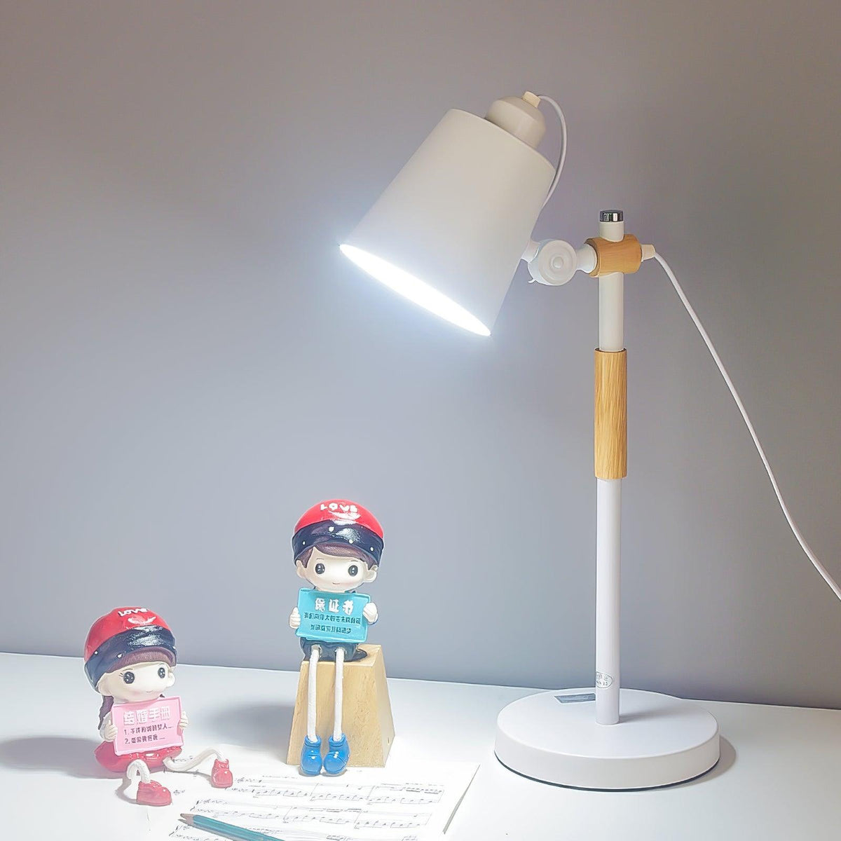 Minimalistyczna lampka na biurko z regulowanym kloszem do czytania