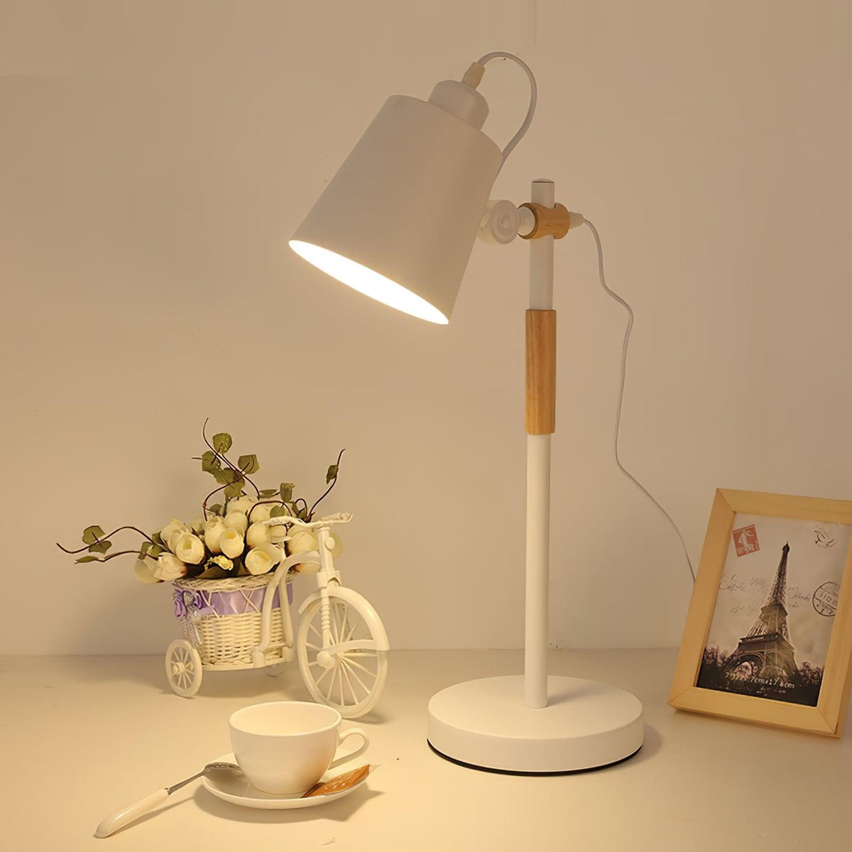 Minimalistyczna lampka na biurko z regulowanym kloszem do czytania