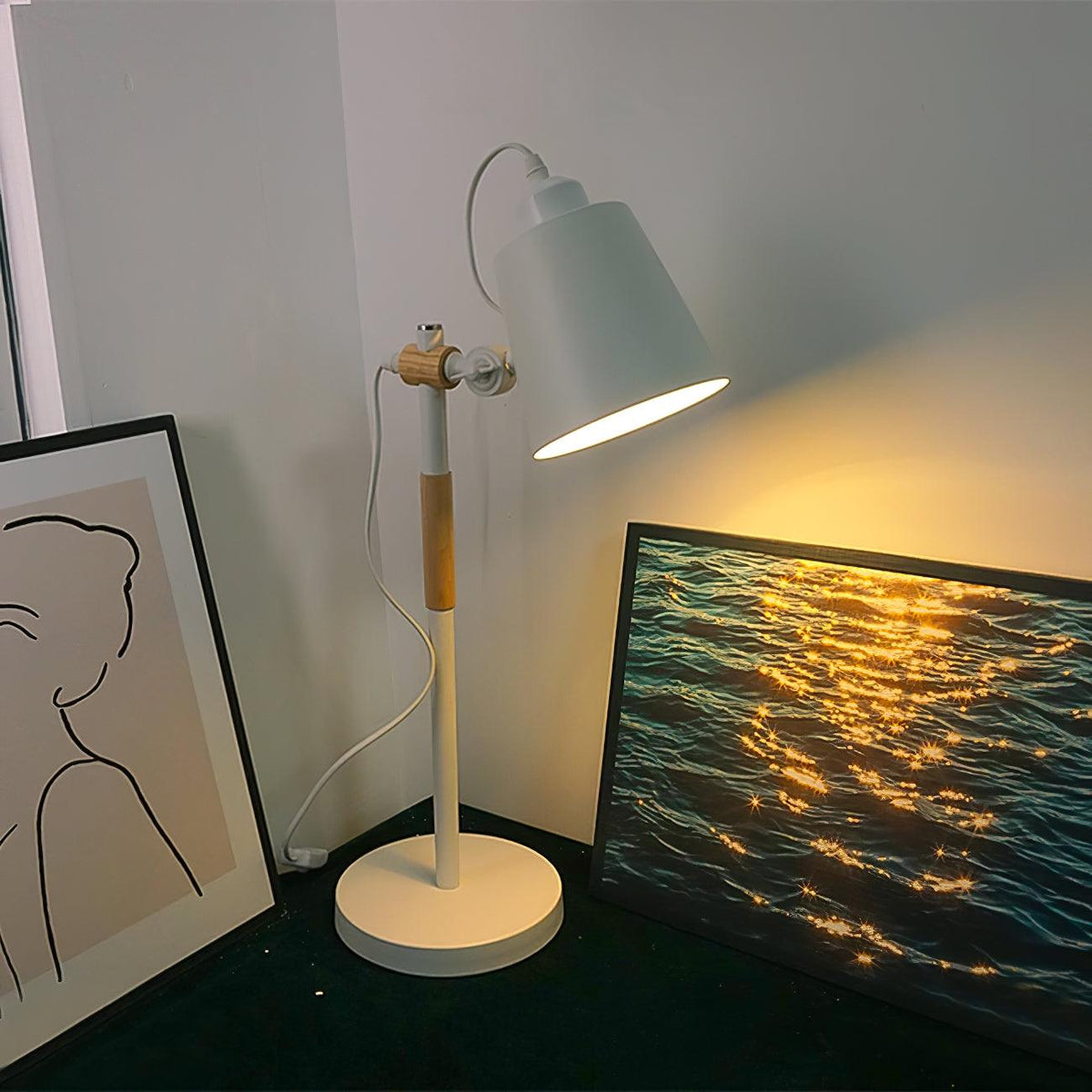 Minimalistyczna lampka na biurko z regulowanym kloszem do czytania