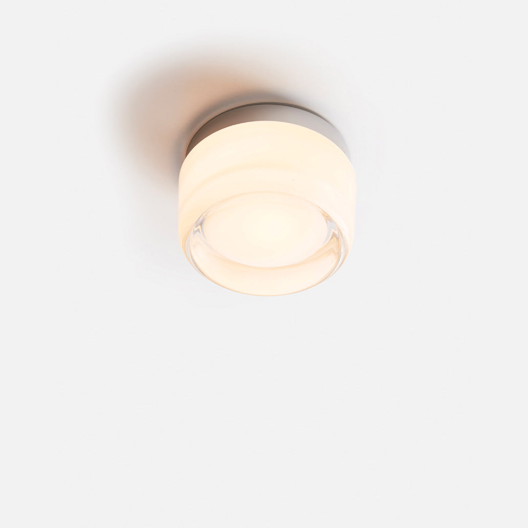 Wall lamp with delicate form and depth effect