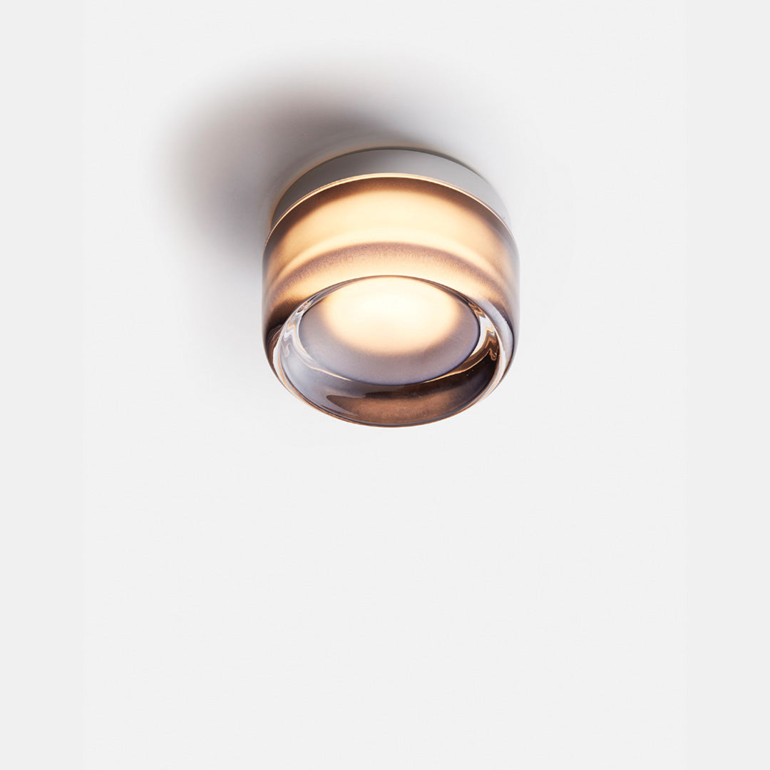 Wall lamp with delicate form and depth effect