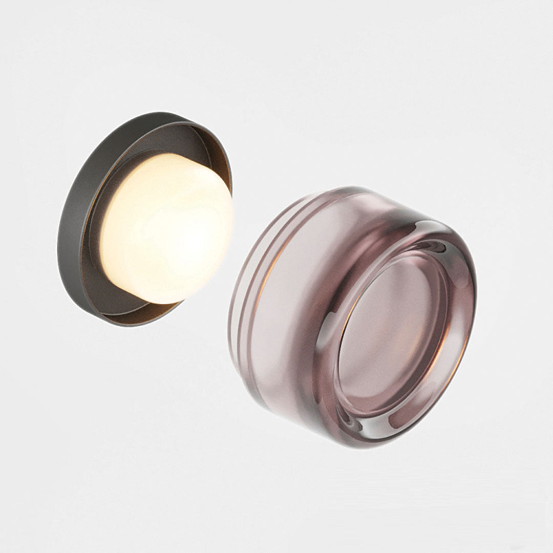 Wall lamp with delicate form and depth effect