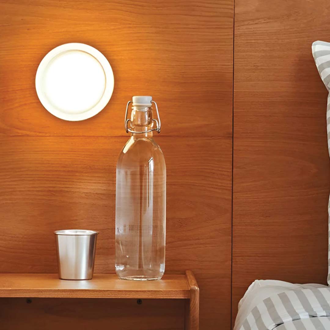 Wall lamp with delicate form and depth effect