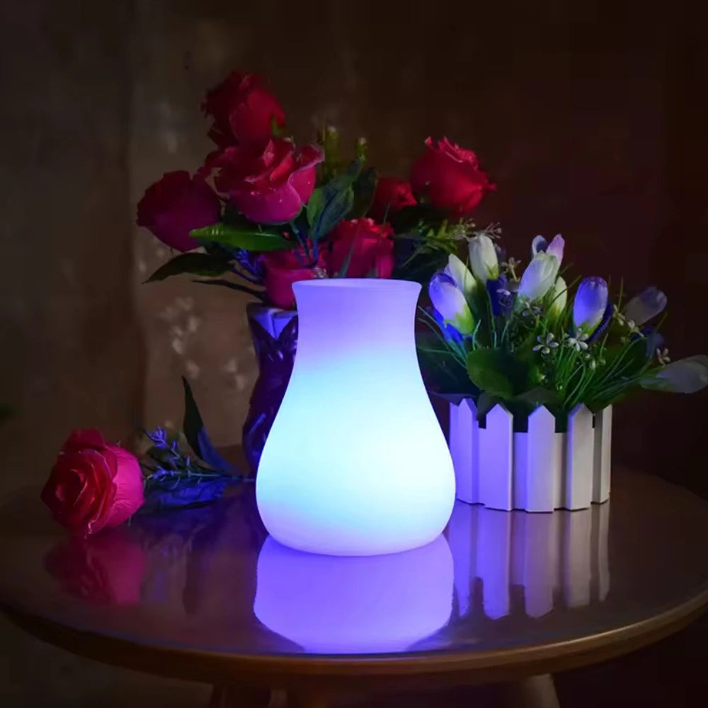 Lampa w kształcie wazonu z gładką podświetlaną powierzchnią