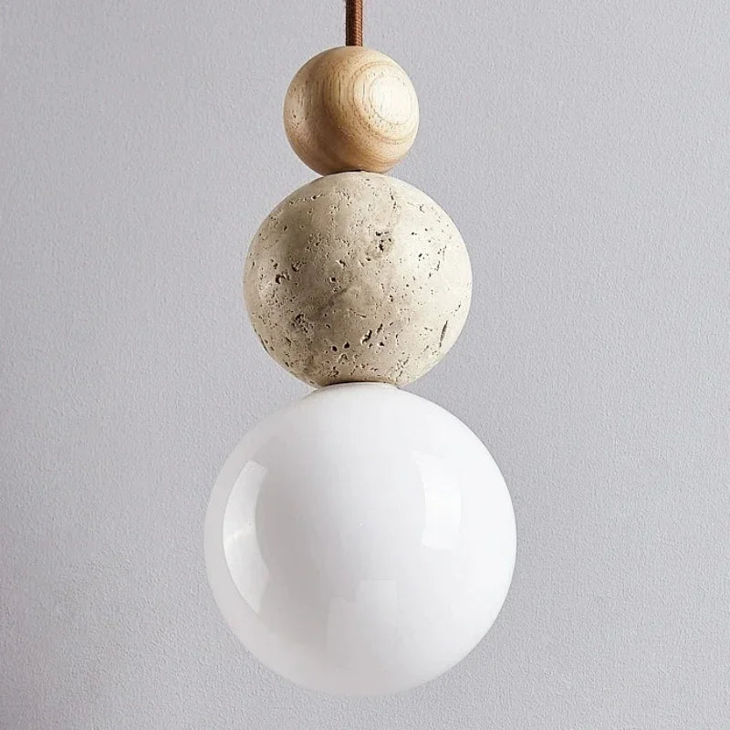 Minimalistyczna lampa wisząca o kulistym kształcie