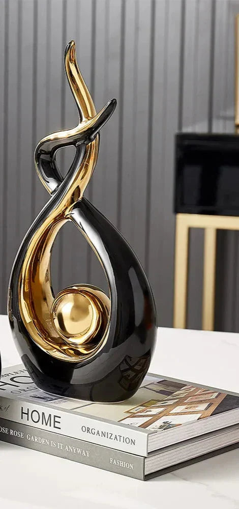Keramisch beeld met abstracte vorm en gouden bol