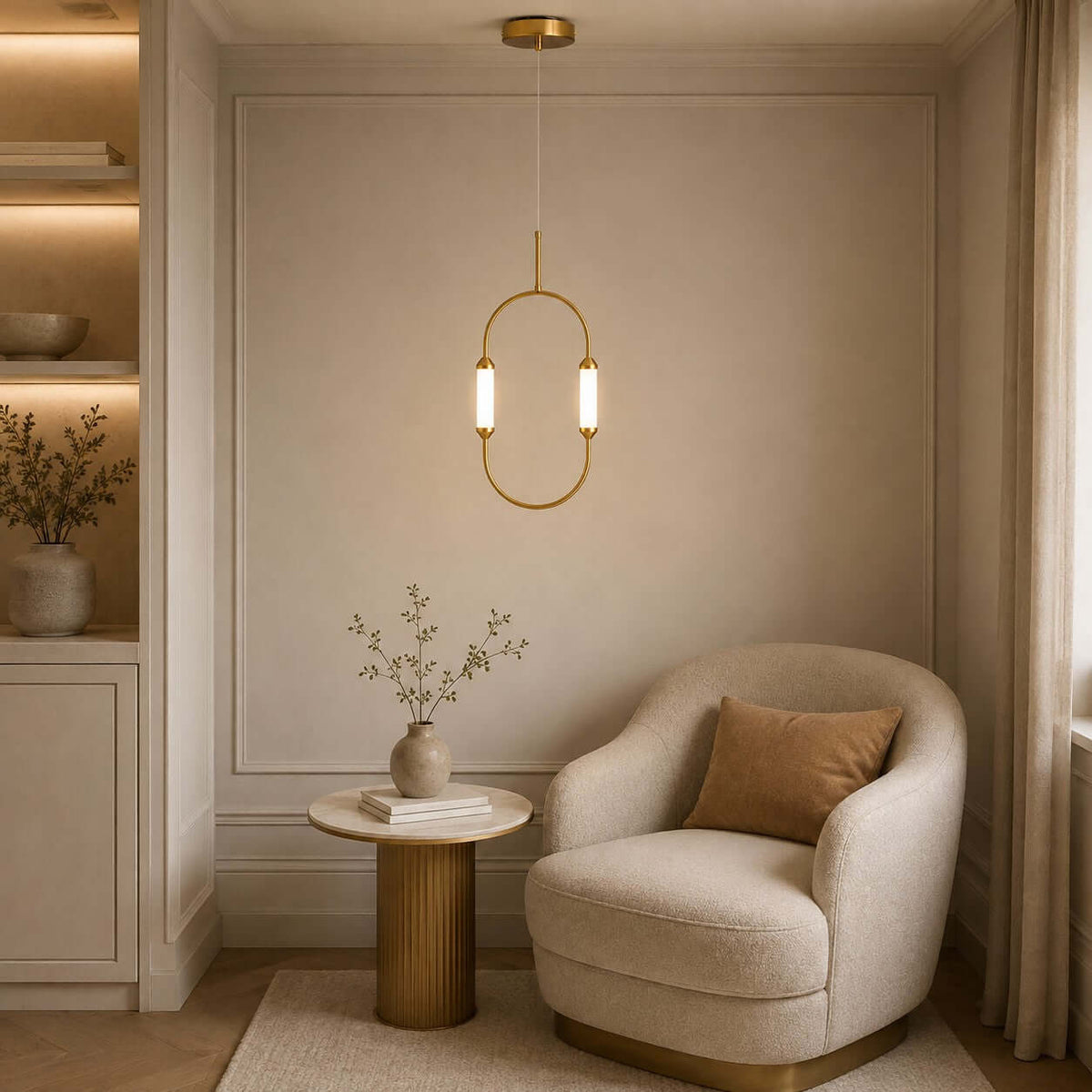 Owalna lampa sufitowa z metalową obręczą i cylindrycznymi kloszami