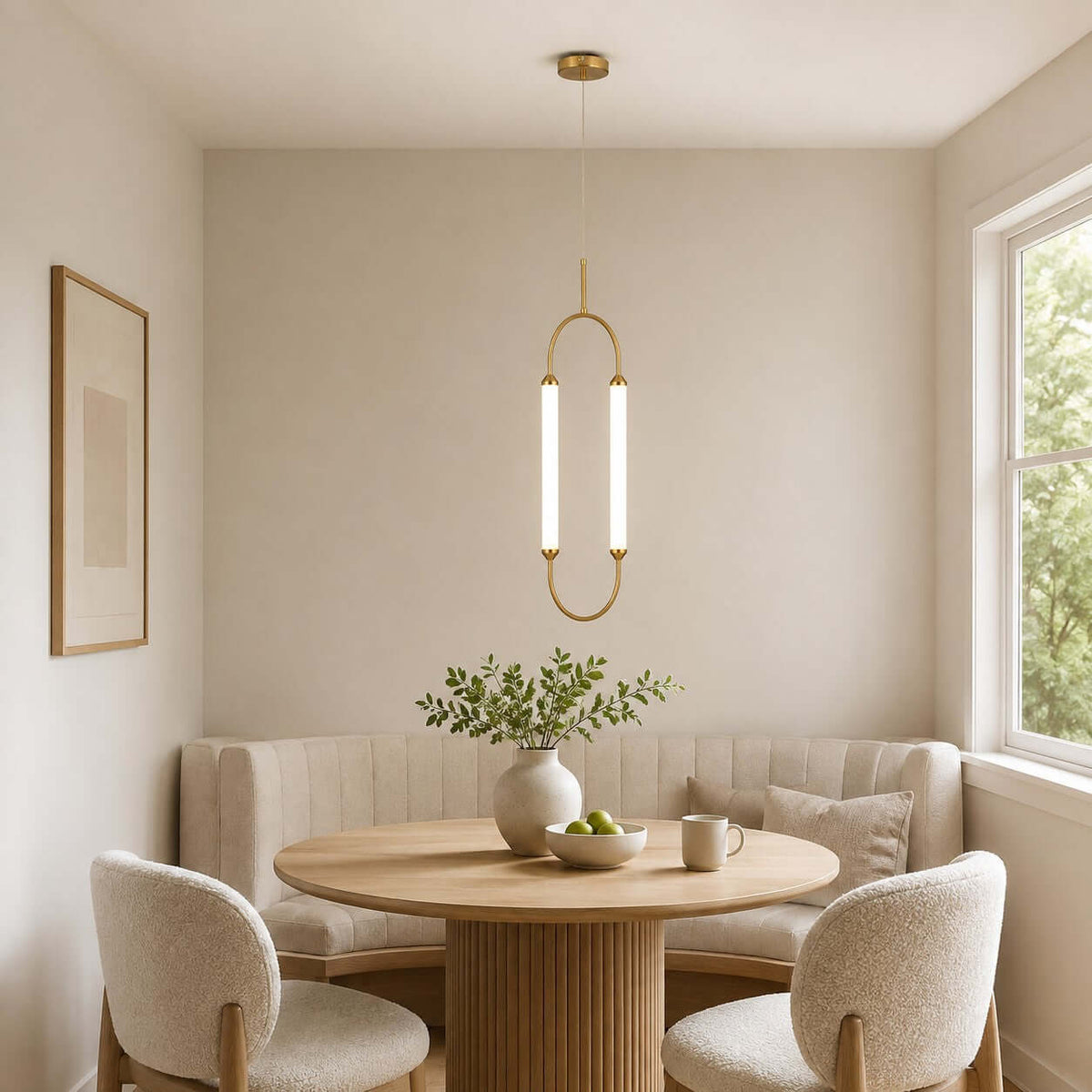 Owalna lampa sufitowa z metalową obręczą i cylindrycznymi kloszami