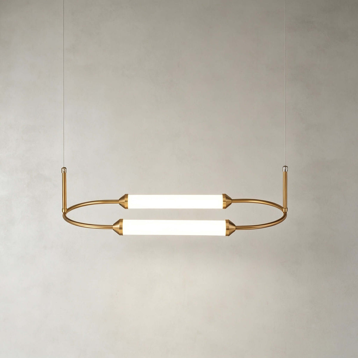 Owalna lampa sufitowa z metalową obręczą i cylindrycznymi kloszami