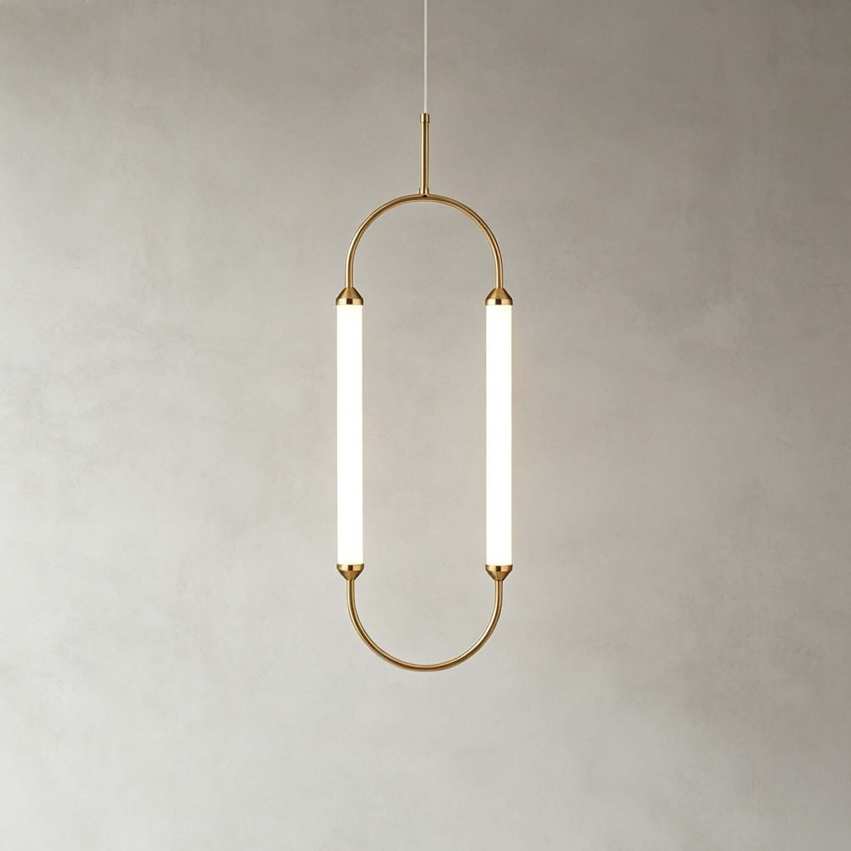 Owalna lampa sufitowa z metalową obręczą i cylindrycznymi kloszami
