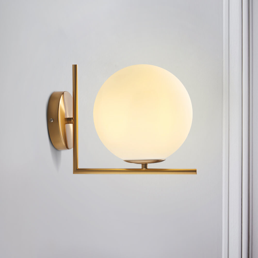Glazen wandlamp met bolvormige kap en messing fitting