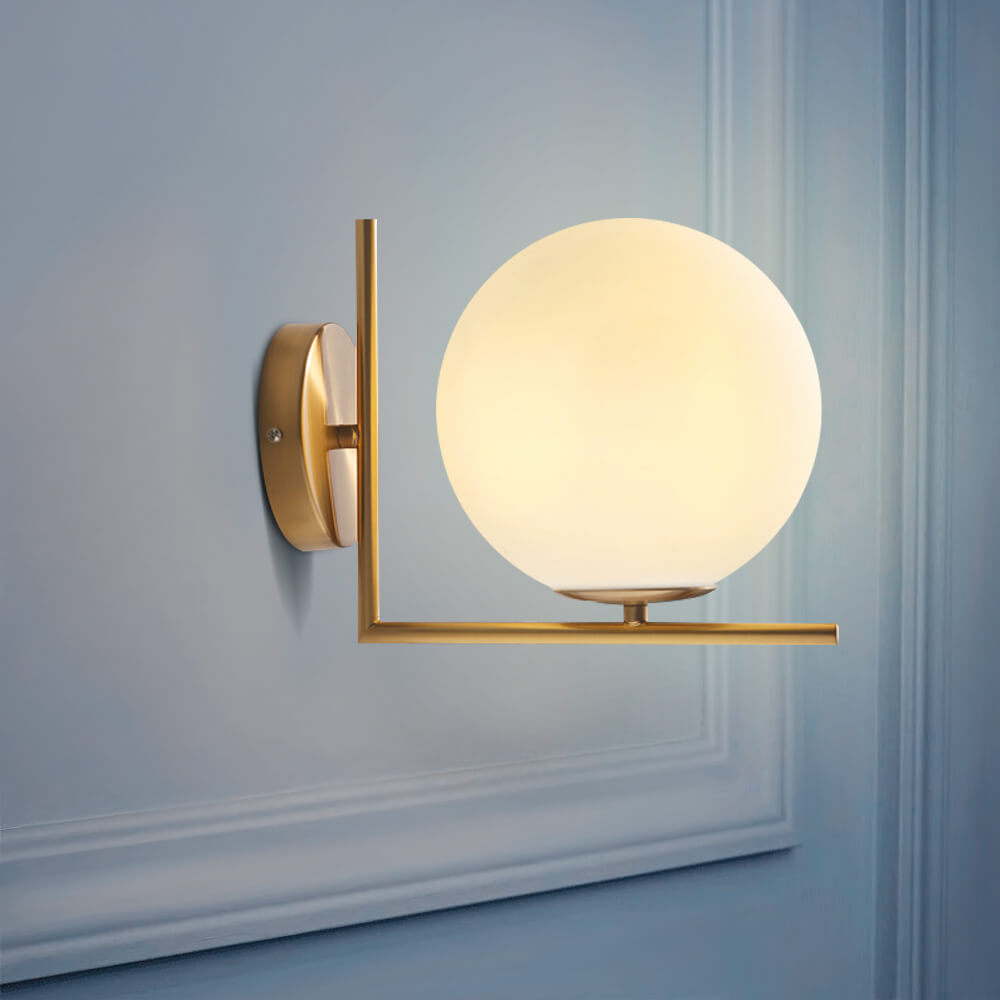 Glazen wandlamp met bolvormige kap en messing fitting