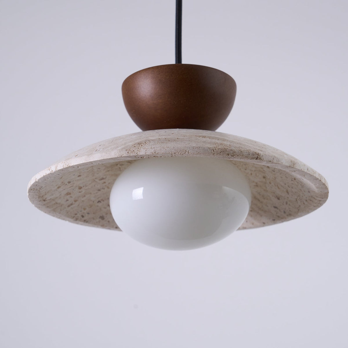 Lampa wisząca z trawertynu z kloszem