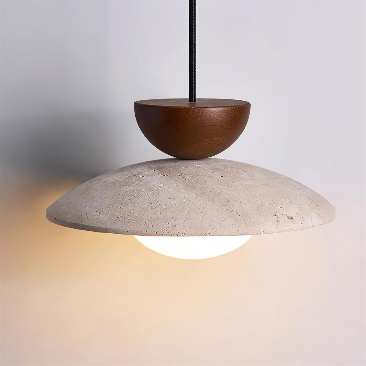 Lampa wisząca z trawertynu z kloszem