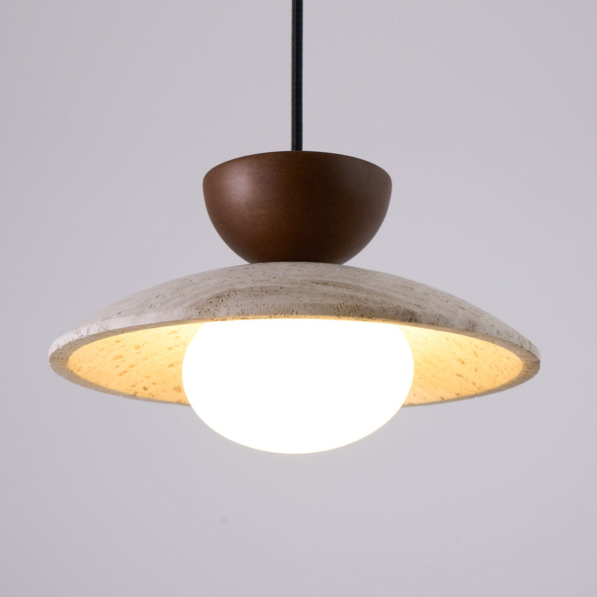 Lampa wisząca z trawertynu z kloszem