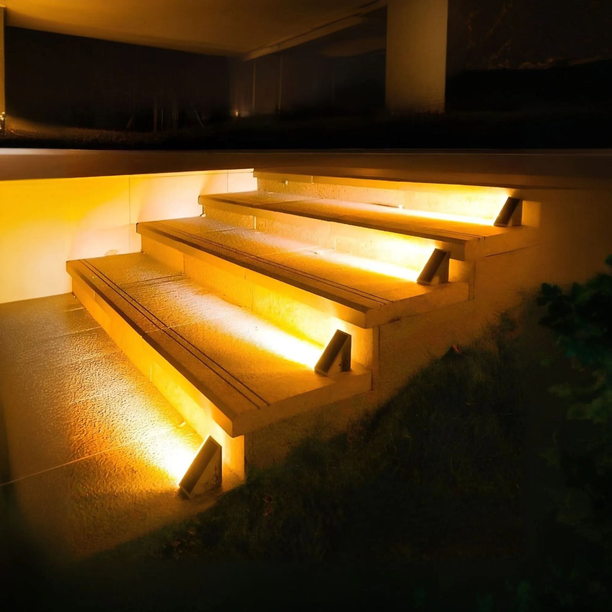 Solar-powered outdoor LED stair lighting