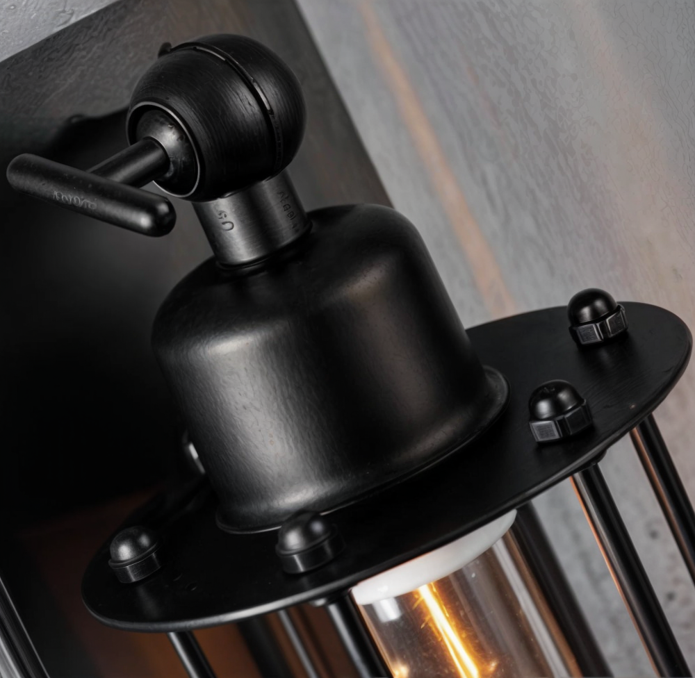 Industriële wandlamp met langwerpige glazen kap