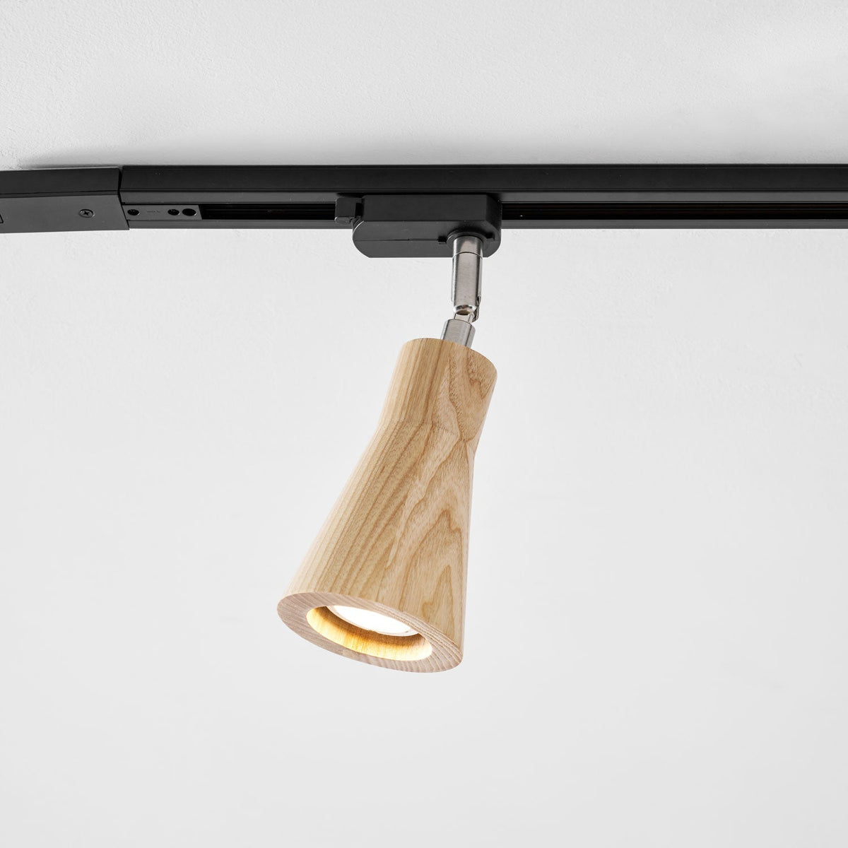 Grote plafondlamp voor de woonkamer met houten spots