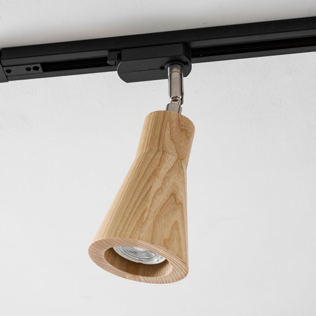 Grote plafondlamp voor de woonkamer met houten spots