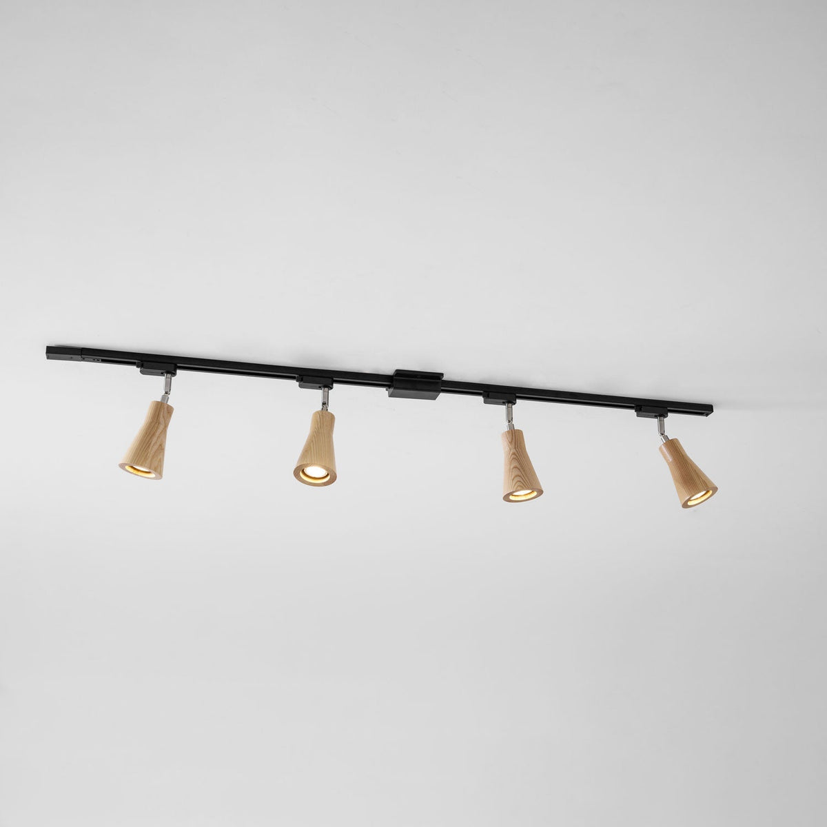Grote plafondlamp voor de woonkamer met houten spots