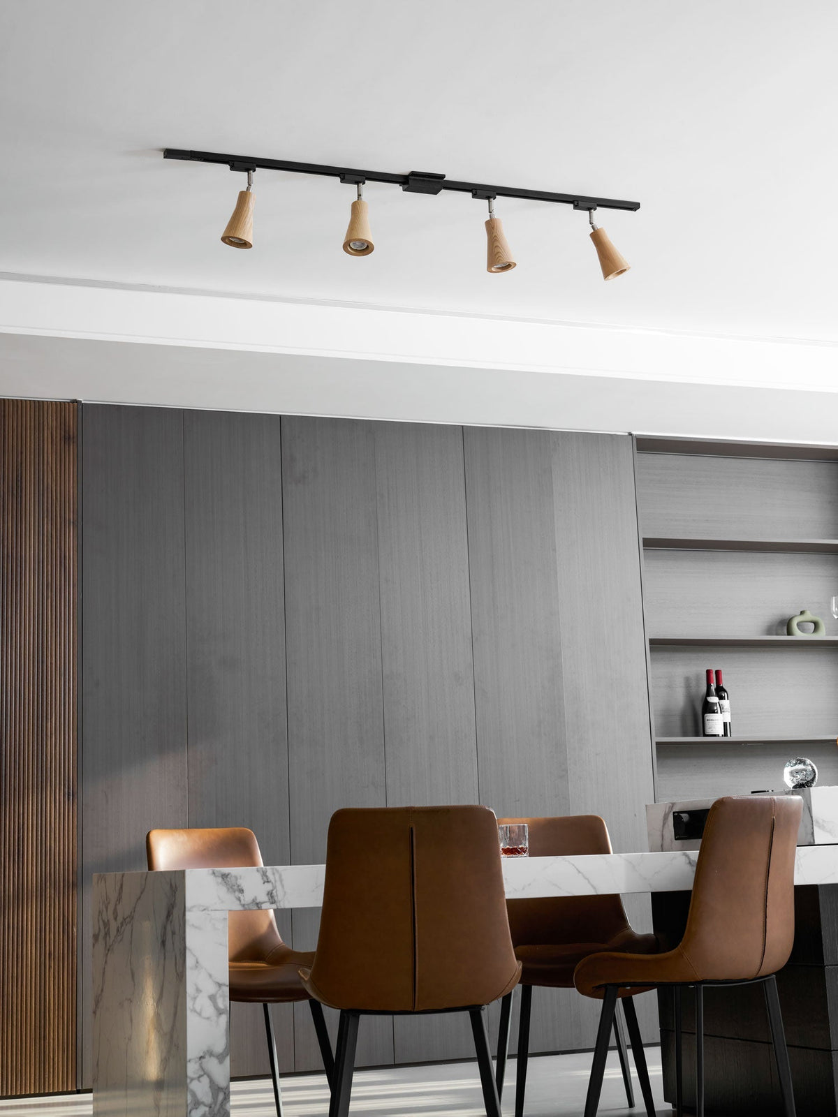 Grote plafondlamp voor de woonkamer met houten spots