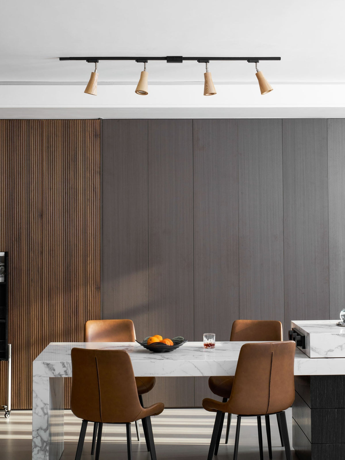 Grote plafondlamp voor de woonkamer met houten spots