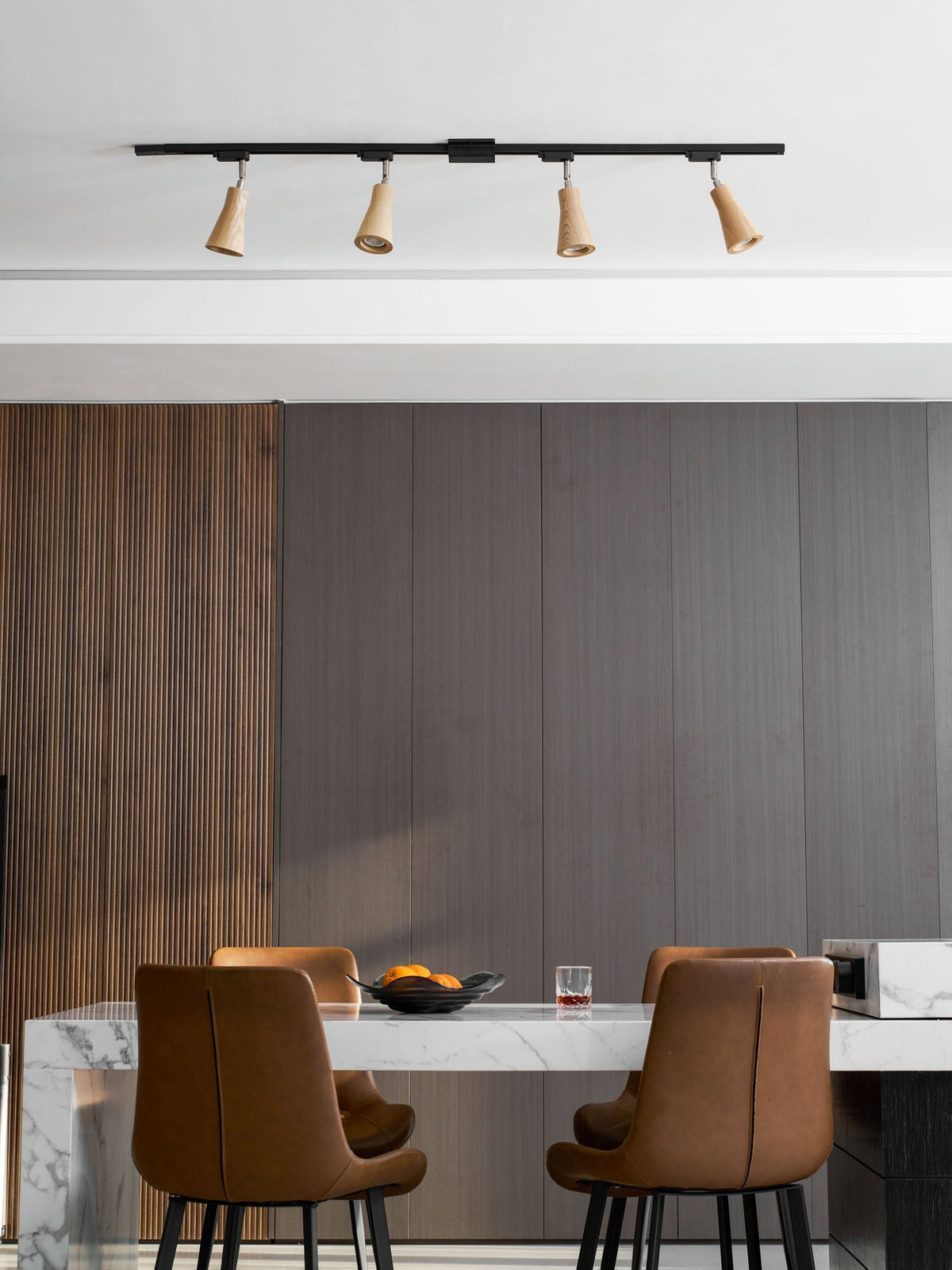 Grote plafondlamp voor de woonkamer met houten spots