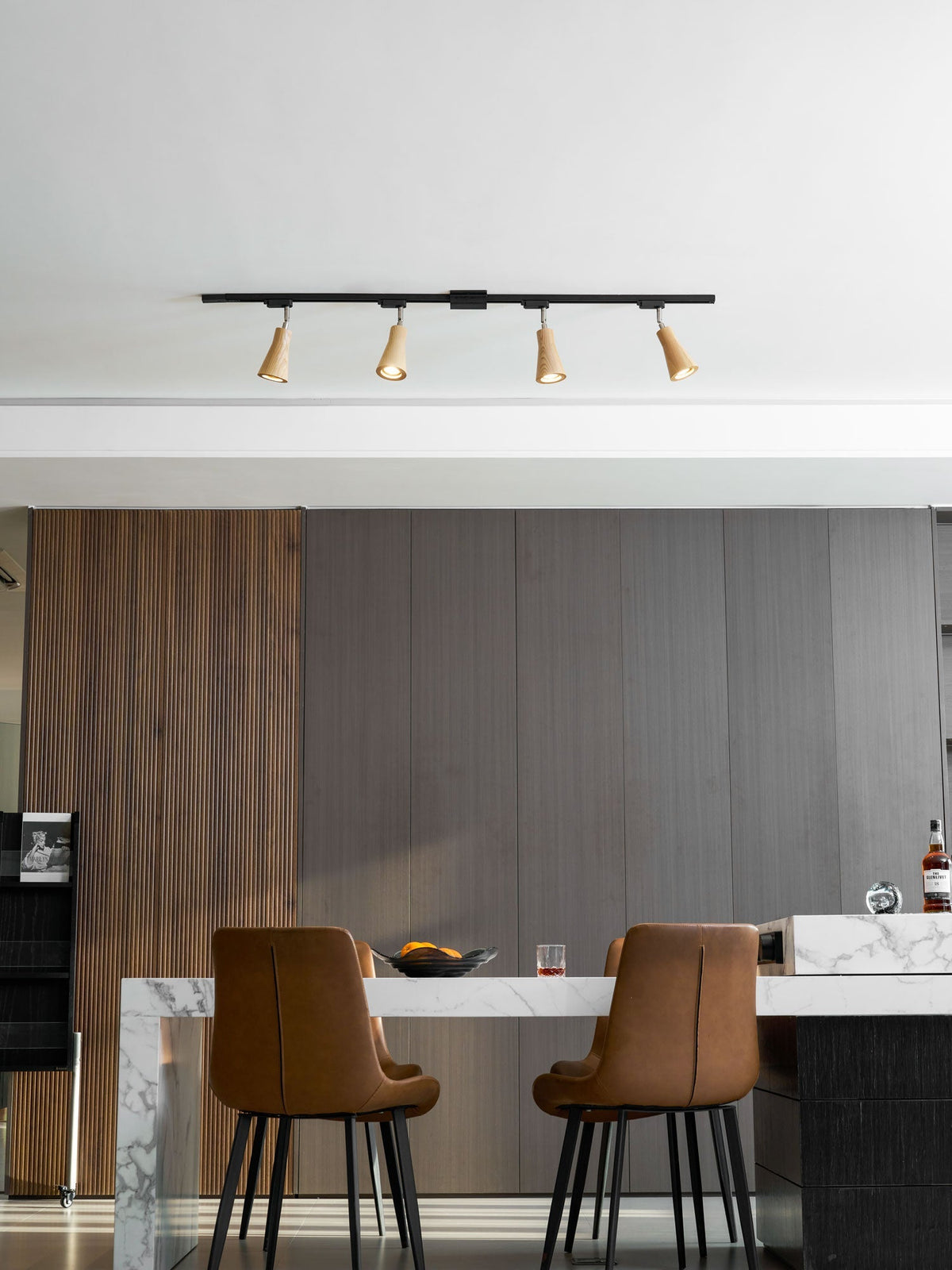 Grote plafondlamp voor de woonkamer met houten spots