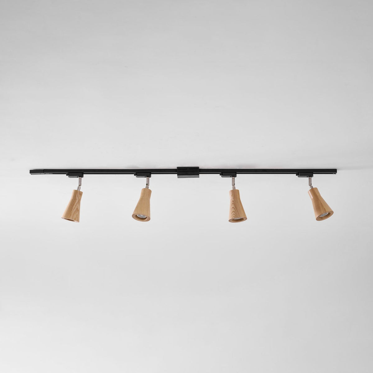 Grote plafondlamp voor de woonkamer met houten spots