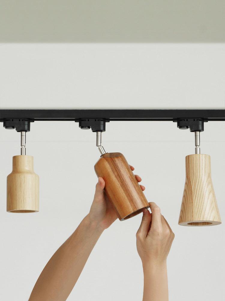 Grote plafondlamp voor de woonkamer met houten spots